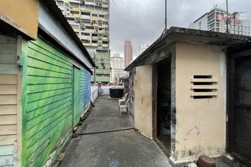 KL Golden Triangle area, Tengkat Tongshin, Bukit Bintang, 2 sty building with roof top, good for commercial use.