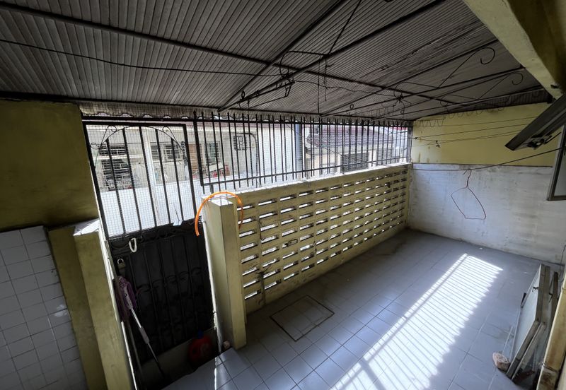 Commercial House at Busy Road in PJ SS2, good for retail, clinic, show room & etc