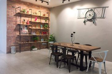 Taiping Hotel Business For Sale, Sell with 2 adjoining shops. Easy access to Taiping NKVE/WCE, McD Simpang, Taiping Lake Garden