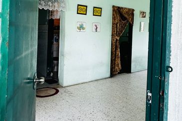 Dahlia Apartment, Putra Perdana