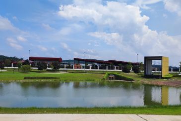 Main Road Frontage Brand New Detached Factory Showroom 面向主干道全新独立厂房