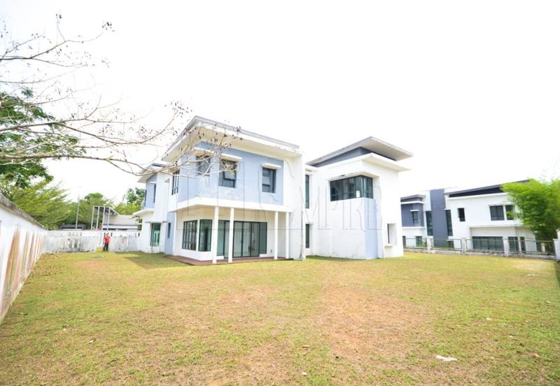 BUNGALOW WITH MODERN STYLE NEAR LAKE, CAHAYA SPK
