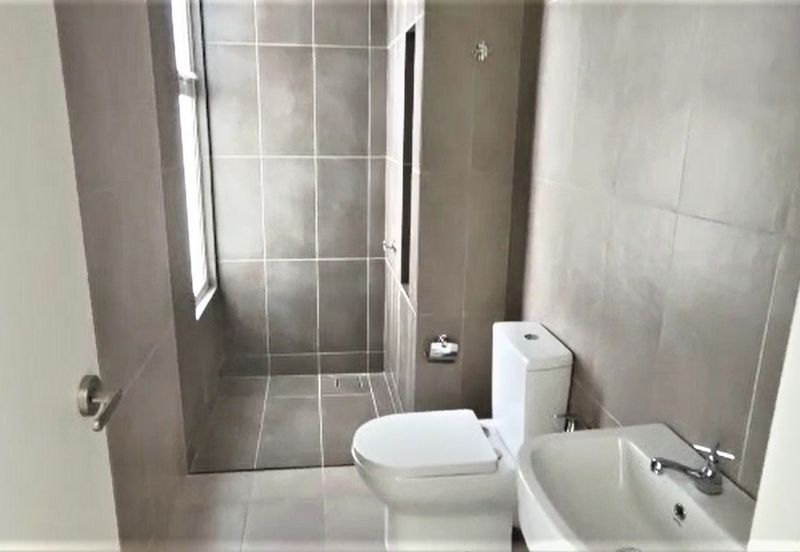 Lakefront Condominium | Emerald Hills @ Alam Damai