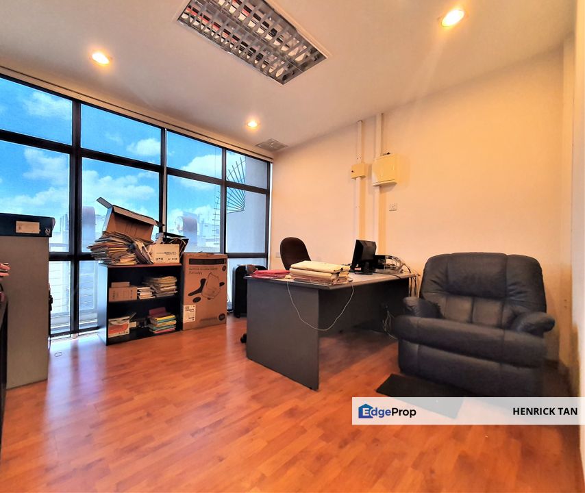 Walking distance to LRT station, Banks, Restoran, Renovated Office lot, Good ROI, Selangor, Puchong