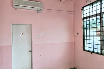 Batu Belah, Kristal Klang Commercial Centre, 3 Storey Freehold End Lot Shop @ Batu Belah