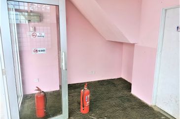 Batu Belah, Kristal Klang Commercial Centre, 3 Storey Freehold End Lot Shop @ Batu Belah