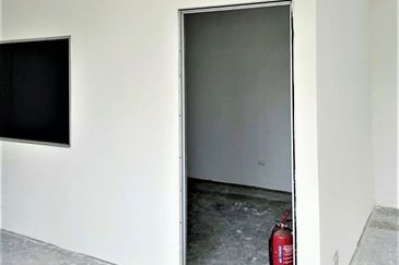 Batu Belah, Kristal Klang Commercial Centre, 3 Storey Freehold End Lot Shop @ Batu Belah