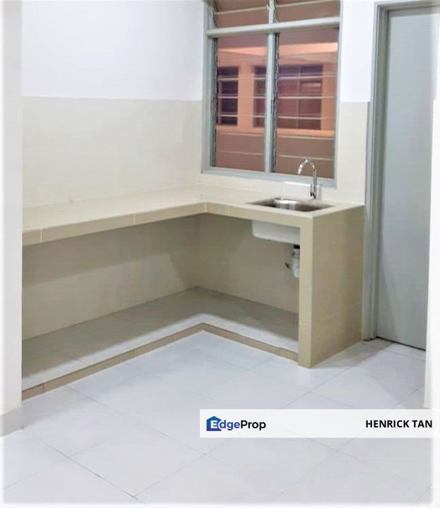 Walkable to USJ 21 LRT Station around 350M, Long-term Tenant, Easy access to shopping mall, Selangor, USJ