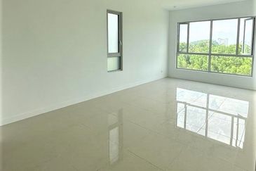 Lakefront Condominium | Emerald Hills @ Alam Damai