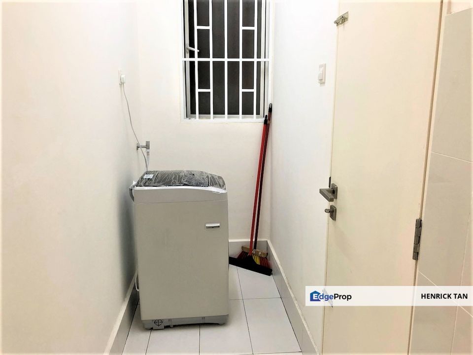 Walking distance to LRT and Condo Facilities, Facing Swimming Pool, Selangor, Puchong