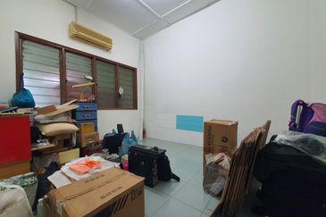 Taman OUG, Single Storey House, 20x80 sqft, Kitchen fully extended, Renovated