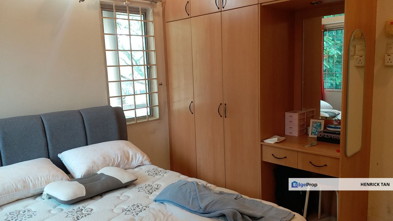 20x60sqft, Kitchen fully Extended, Build in wardrobe, Gated Guarded, Selangor, USJ