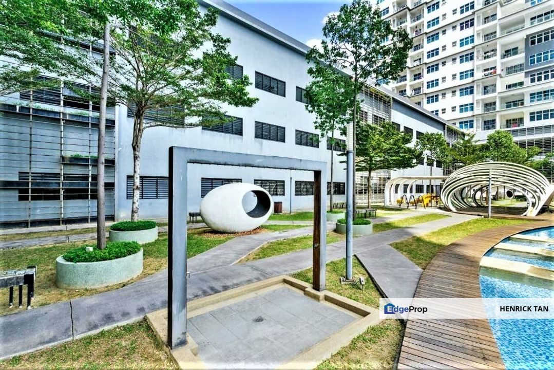 Walking distance to LRT, Below Market Price, Facing Swimming Pool, Selangor, Puchong