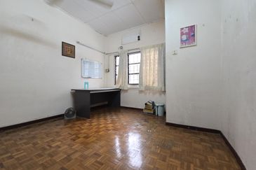 PJS 5, Taman Desaria, Double Storey, 22x70sf, Renovated and kitchen fully extended