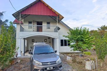 Kg Haji Ghaffar, Yong Peng 2 Storey village House gated
