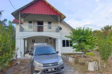 Kg Haji Ghaffar, Yong Peng 2 Storey village House gated