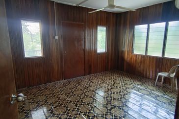 Kg Haji Ghaffar, Yong Peng 2 Storey village House gated
