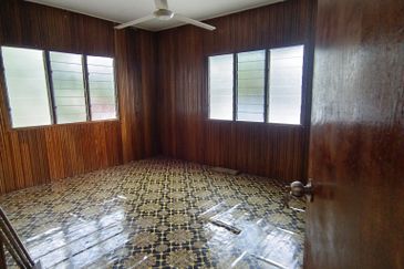 Kg Haji Ghaffar, Yong Peng 2 Storey village House gated