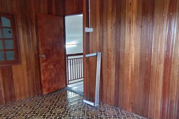 Kg Haji Ghaffar, Yong Peng 2 Storey village House gated