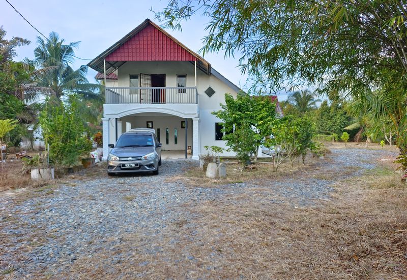 Kg Haji Ghaffar, Yong Peng 2 Storey village House gated