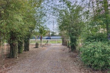 Kg Haji Ghaffar, Yong Peng 2 Storey village House gated