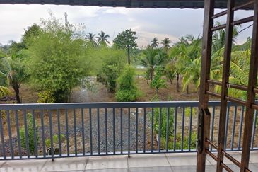 Kg Haji Ghaffar, Yong Peng 2 Storey village House gated