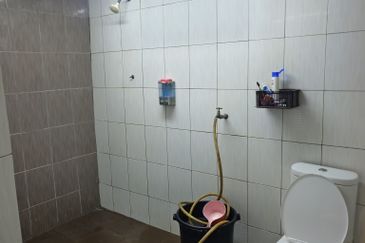 Kg Haji Ghaffar, Yong Peng 2 Storey village House gated