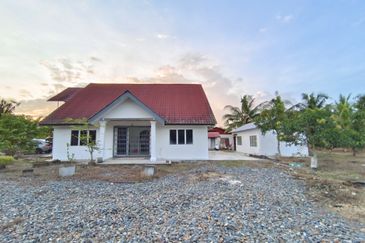 Kg Haji Ghaffar, Yong Peng 2 Storey village House gated