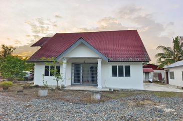 Kg Haji Ghaffar, Yong Peng 2 Storey village House gated