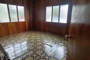 Kg Haji Ghaffar, Yong Peng 2 Storey village House gated