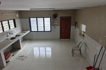 Kg Haji Ghaffar, Yong Peng 2 Storey village House gated