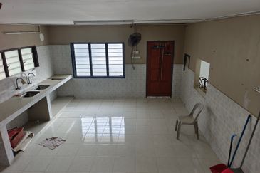 Kg Haji Ghaffar, Yong Peng 2 Storey village House gated