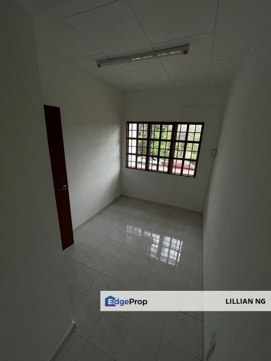 Shah Alam Sek 28 Near Playground Newly Painted  New toilet bowls End lot for good parking , Selangor, Shah Alam