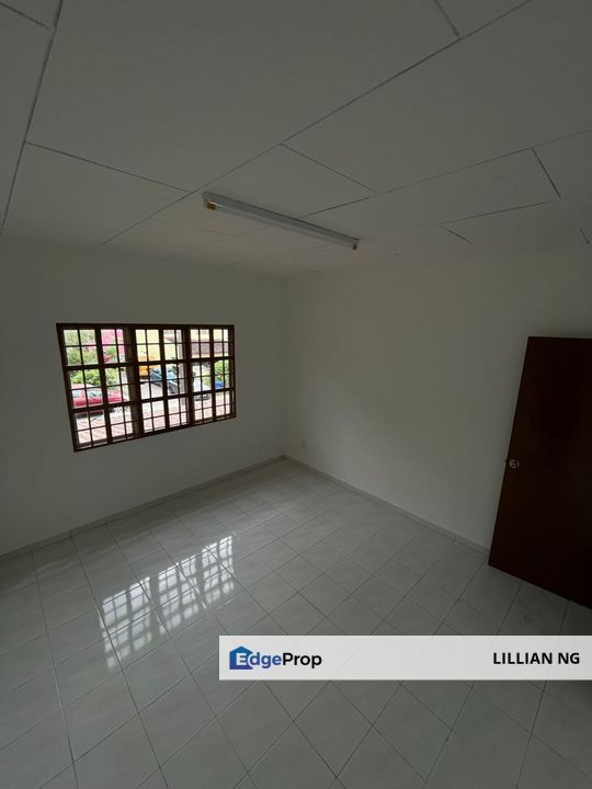 Shah Alam Sek 28 Near Playground Newly Painted  New toilet bowls End lot for good parking , Selangor, Shah Alam