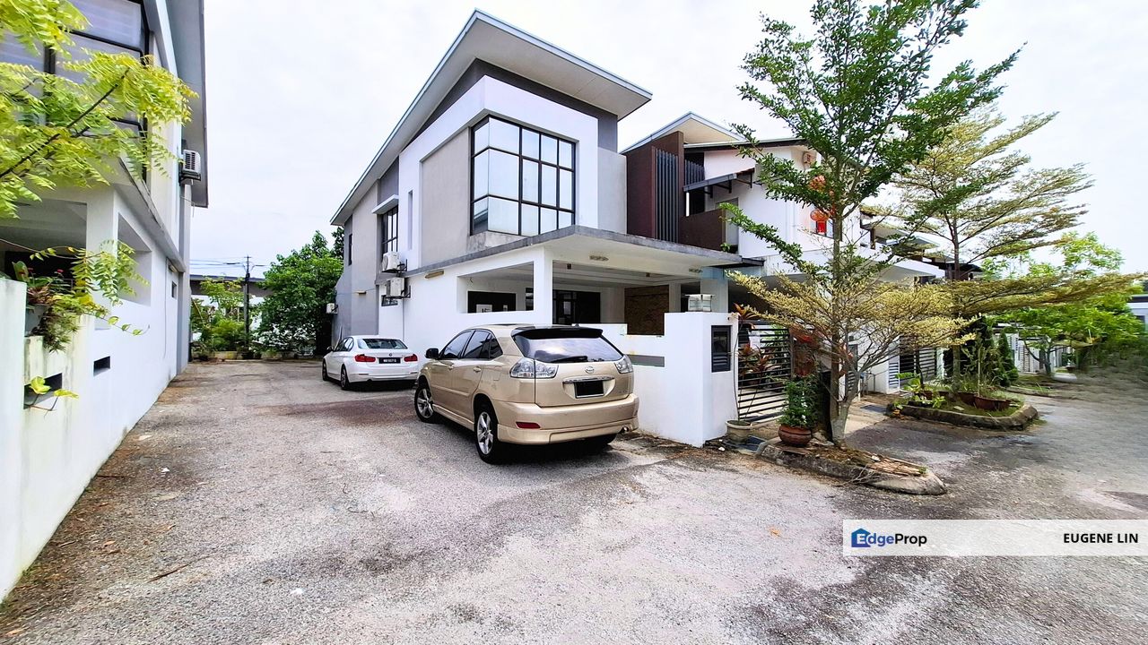 Garden Heights 2sty End Lot – Heavily Renovated with Extra Land! - Fully Furnished House, Selangor, Rawang