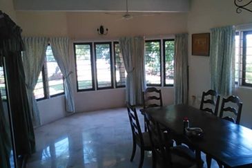 Port Dickson Taman Tanjung Bungalow with pool Great Sea View of Straits of Melaka 