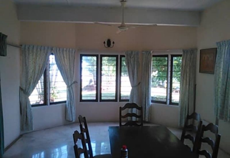 Port Dickson Taman Tanjung Bungalow with pool Great Sea View of Straits of Melaka 