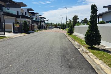 TAMAN DELLINIA (KLANA HEIGHTS @ LAKE GARDEN)