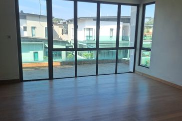 TAMAN DELLINIA (KLANA HEIGHTS @ LAKE GARDEN)