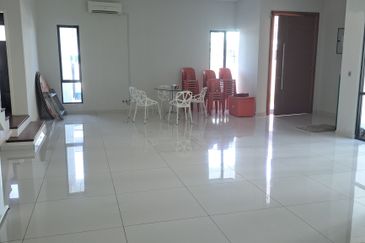 TAMAN DELLINIA (KLANA HEIGHTS @ LAKE GARDEN)