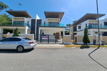 TAMAN DELLINIA (KLANA HEIGHTS @ LAKE GARDEN)