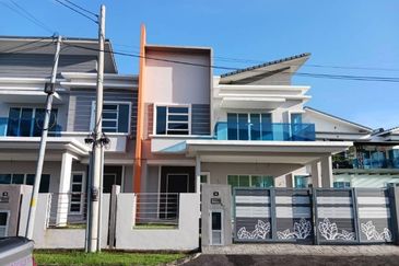 Residency Rasah Seremban 2 units of 2 sty adjacent Semi D Gated & guarded Freehold Spacious