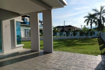 Residency Rasah Seremban 2 units of 2 sty adjacent Semi D Gated & guarded Freehold Spacious