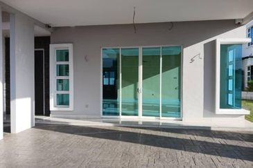 Residency Rasah Seremban 2 units of 2 sty adjacent Semi D Gated & guarded Freehold Spacious