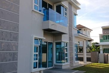 Residency Rasah Seremban 2 units of 2 sty adjacent Semi D Gated & guarded Freehold Spacious