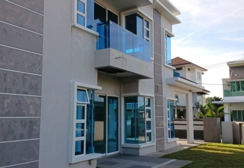 Residency Rasah Seremban 2 units of 2 sty adjacent Semi D Gated & guarded Freehold Spacious