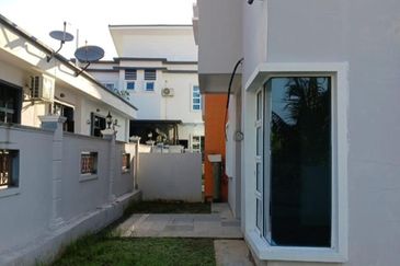 Residency Rasah Seremban 2 units of 2 sty adjacent Semi D Gated & guarded Freehold Spacious