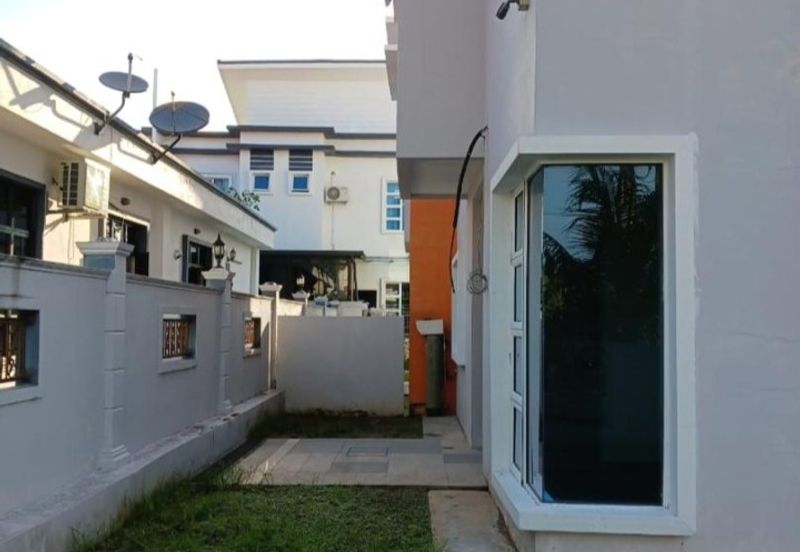 Residency Rasah Seremban 2 units of 2 sty adjacent Semi D Gated & guarded Freehold Spacious