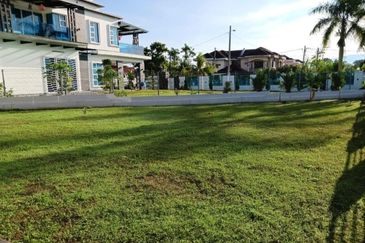 Residency Rasah Seremban 2 units of 2 sty adjacent Semi D Gated & guarded Freehold Spacious