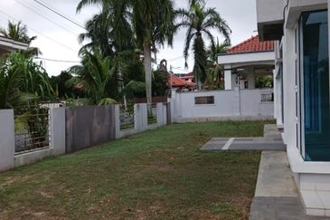 Residency Rasah Seremban 2 units of 2 sty adjacent Semi D Gated & guarded Freehold Spacious